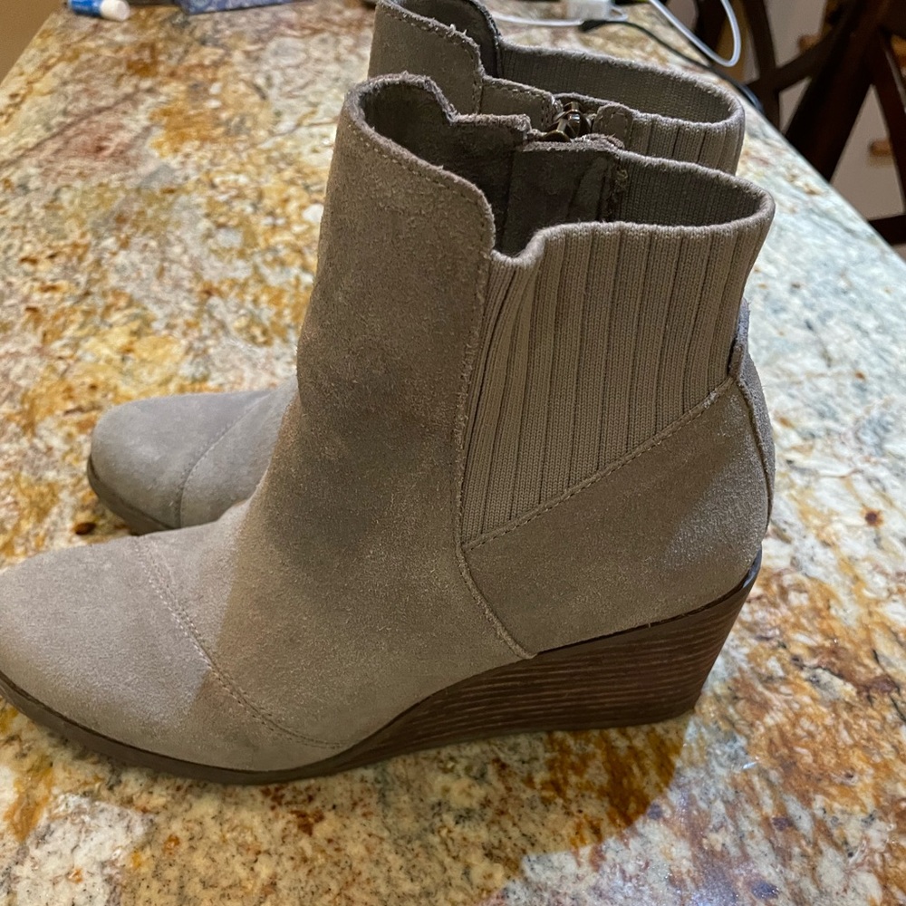 Women’s TOMS Sadie Gray Suede Wedge Ankle Boots 8.5